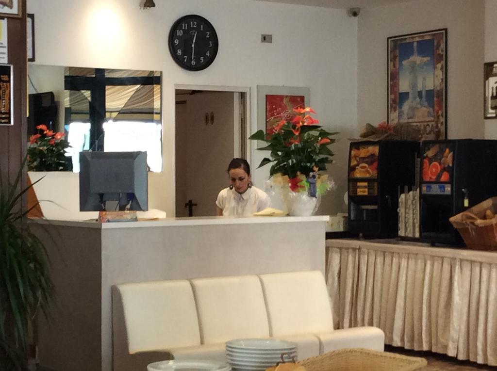 Hotel Granada Cattolica Dış mekan fotoğraf